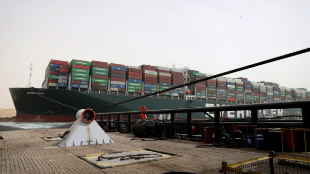 Японската компания Shoei Kisen която е собственик на големия контейнеровоз блокиран в