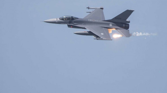 20 китайски бойни самолета нахлуха в идентификационната зона за въздушна