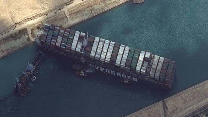 Внушителният контейнеровоз Ever Given, който блокира Суецкия канал, успя да помръдне,