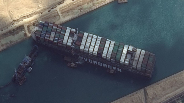 Внушителният контейнеровоз Ever Given който блокира Суецкия канал  успя да помръдне
