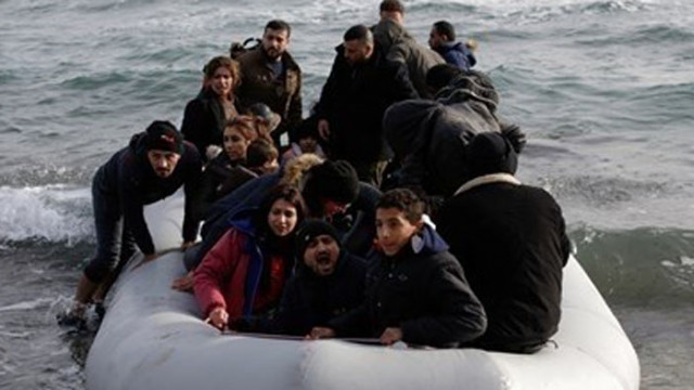 Нает от испанската хуманитарна организация Оупън армс кораб спаси 38