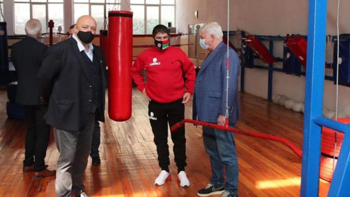 Официален старт на ремонтните дейности на спортна зала Борис Гюдеров“