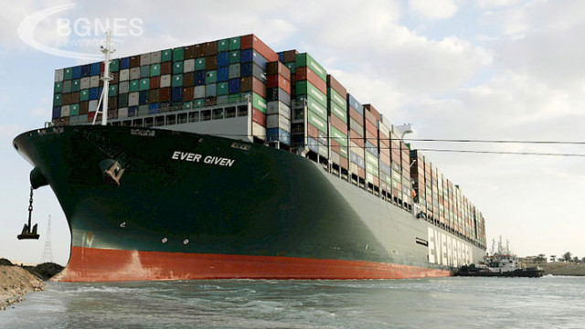 Корабоплаването в Суецкия канал ще се възобнови след като големият