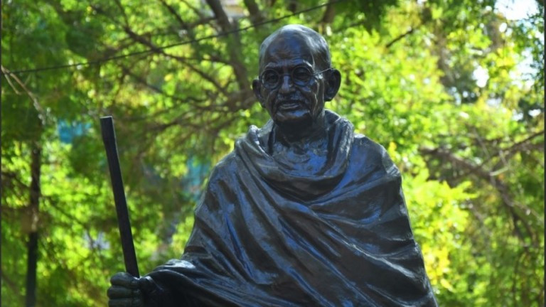 Вандали посегнаха на паметника на Махатма Ганди, който беше открит