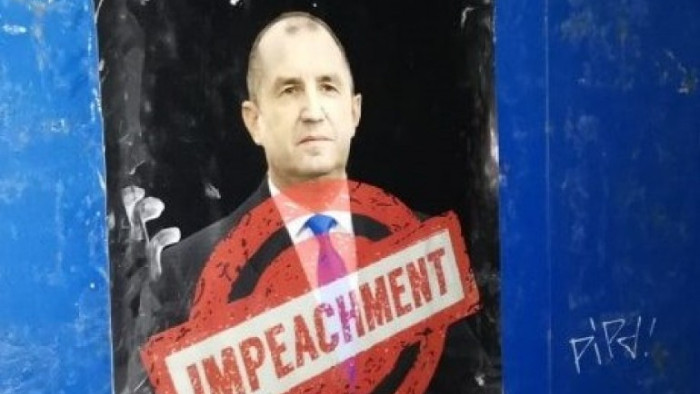 Тази нощ столицата е била облепена с плакати на президента