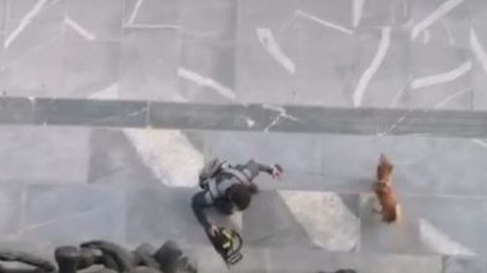 Човекът е недоволен от локдауна в страната Мъж с моторна