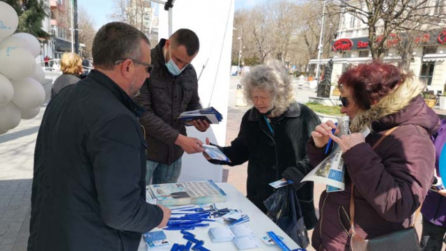 Сини балони сини сувенири и много пролетно настроение Така варненските