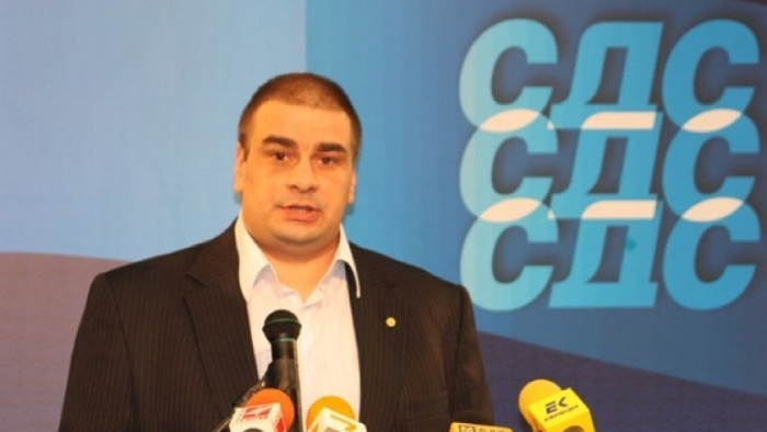 Една група дебели викат на Борисов дебел. А той с