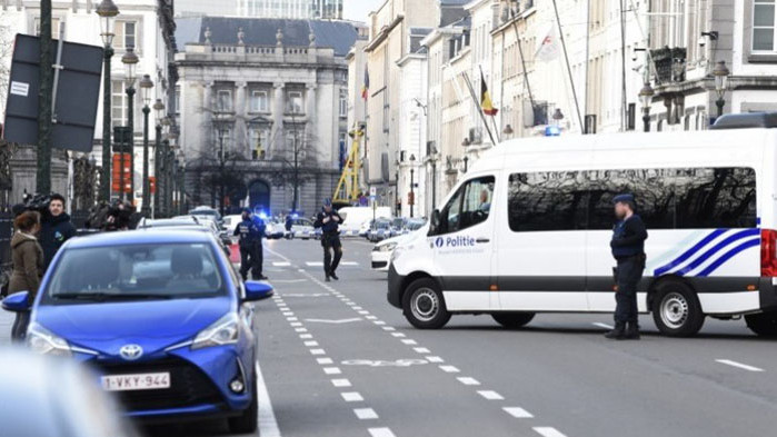 Нарушителят се е определил като артист Мъж, въоръжен с бутилка,