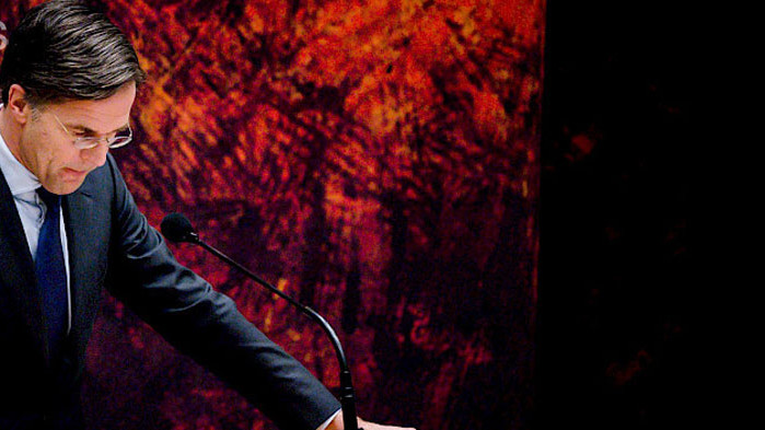 Холандският служебен министър-председател Марк Рюте оцеля на косъм във вот