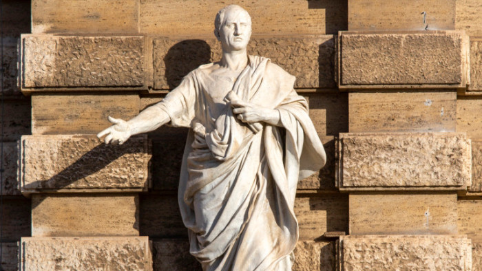 Когато една страна е в хватката на изборната треска, партийните