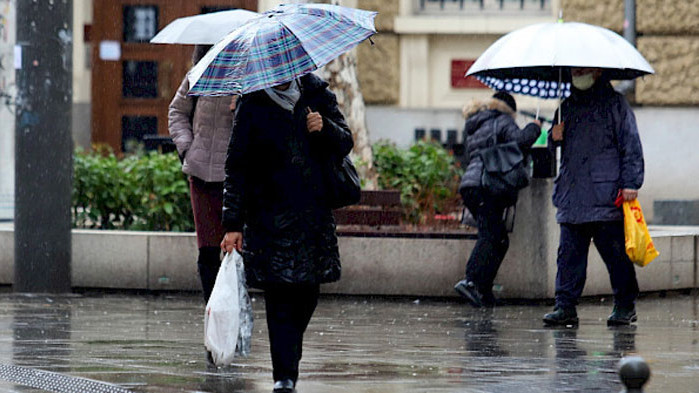 В неделя валежите преди обяд в западната половина от страната