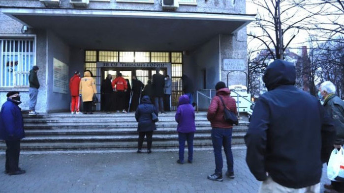 Изборният ден започна спокойно, опашки за гласуване в София (СНИМКИ)