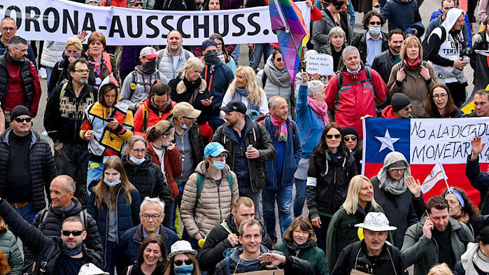 Многохилядни протести в Щутгарт, Париж и Букурещ срещу ограниченията