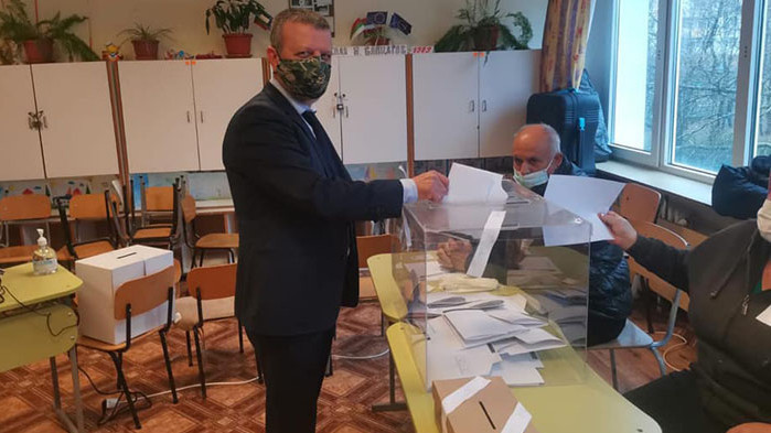 Кандидатът на ГЕРБ-СДС  Желез Железов: Гласувах за синя България и обединено дясно