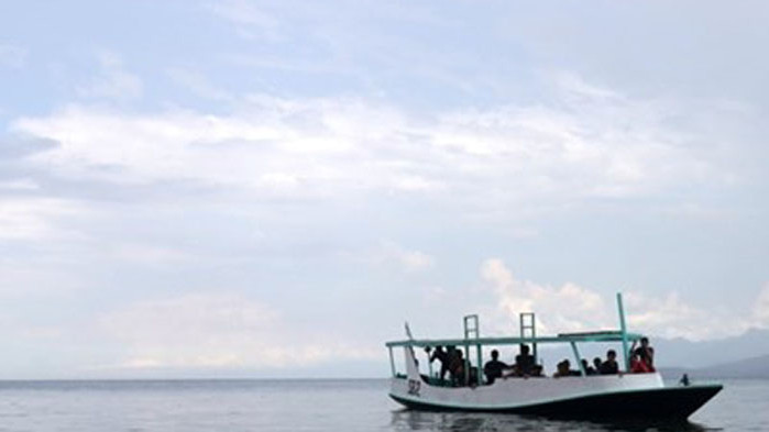 17 изчезнаха след корабокрушение в Индонезия