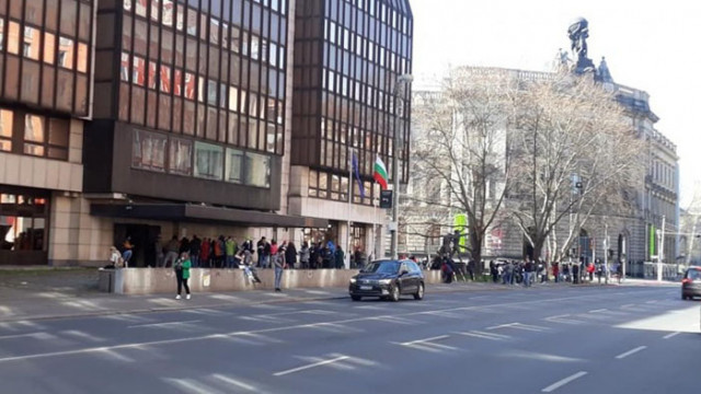 Над 300 метрови са опашките в Мюнхен хората чакат над час
