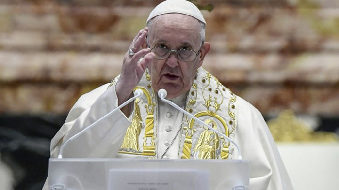 Папа Франциск прочете „Към града и света“ с епатрахила, подарен му от Бойко Борисов