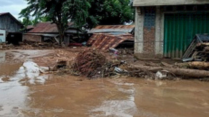 Над 70 жертви на наводненията в Индонезия