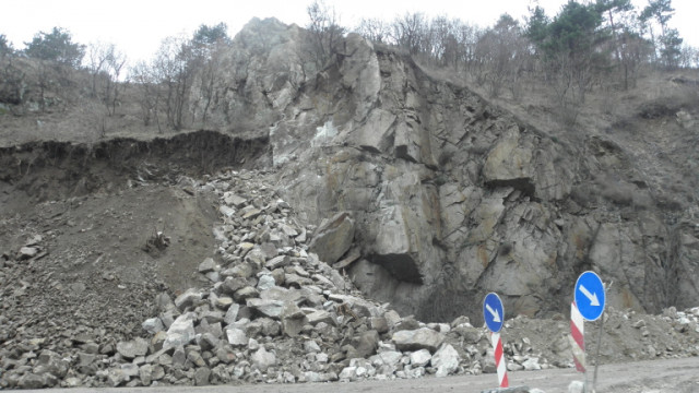 Паднали камъни отново затрудняват шофьорите по пътя Кричим - Девин