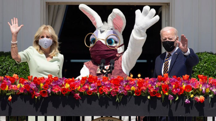 Президентът Байдън поздрави американците за Великден в компанията на заек с маска