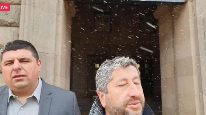 Мирчев и Иванов под снега: Не можем да го докажем, но Домусчиев е взел летището