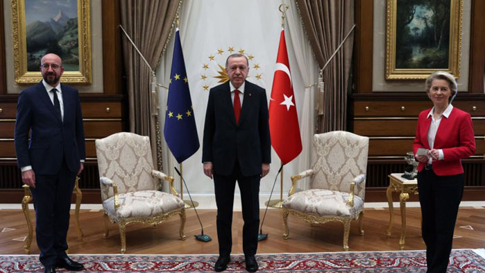 Коментарите след срещата в Анкара: Мъжете на столове, а жената – на дивана (ВИДЕО)