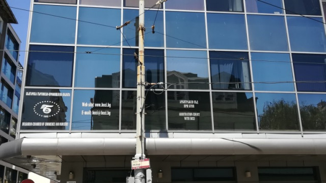 Албански войници продължават да контролират летището в Тирана и днес след