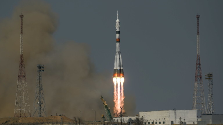 Руската ракета носител Союз-2.1а с пилотирания космически кораб Ю. А.