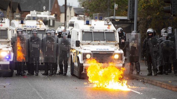 Лондон и Брюксел трябва да поемат отговорност за размириците в Северна Ирландия