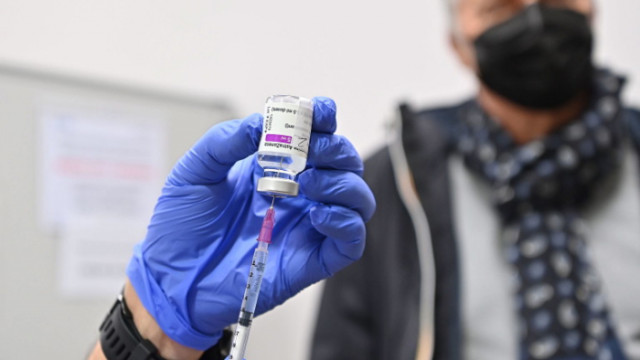 Гърция ще прилага ваксината на AstraZeneca само при хора на възраст