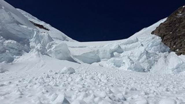 Хубавото време привлече стотици скиори в планините но спасителите предупреждават