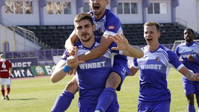 Етър се разделя с голмайстора си