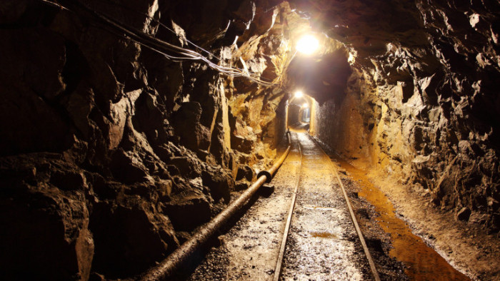 21 миньори са блокирани под земята в наводнена мина в