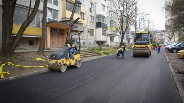 Продължава облагородяването на междублокови пространства във Варна  полага се асфалтово