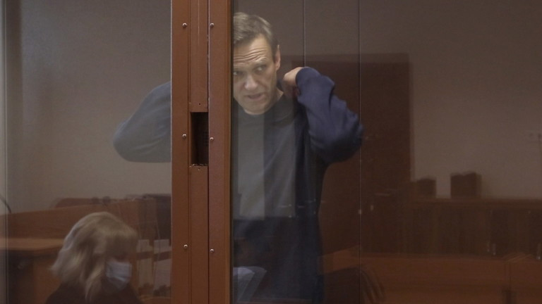 Хвърленият в затвора критик на Кремъл Алексей Навални обяви, че съди