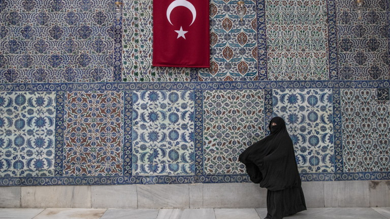 Турция обяви частична блокада през първите две седмици от Рамазана, информират