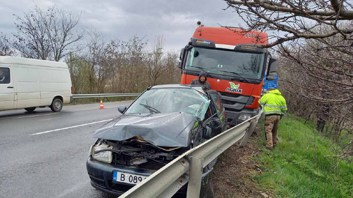 Катастрофа между кола и тир край Шумен прати двама в болница