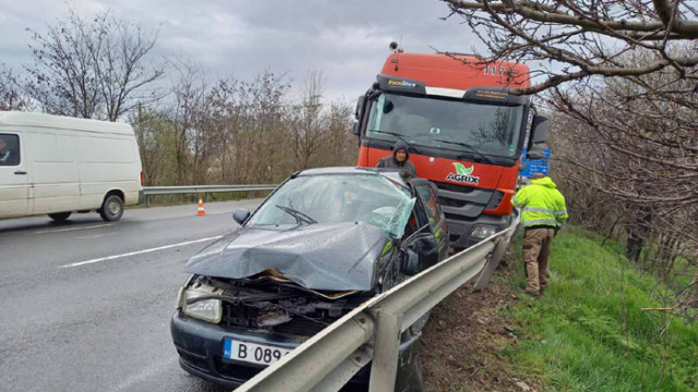 Двама души пострадаха при катастрофа край Шумен  съобщава БГНЕС Пътният инцидент
