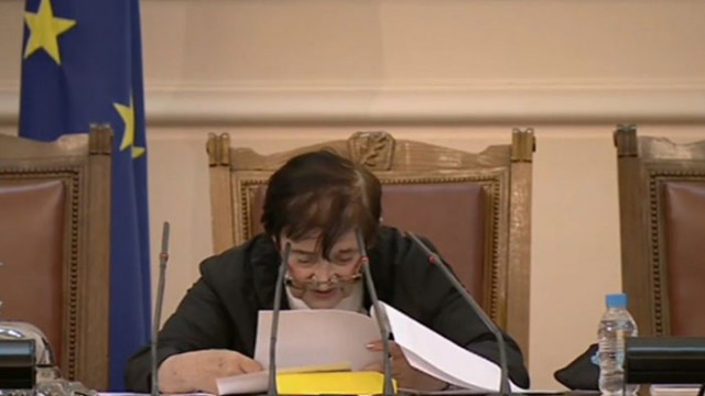 Мика Зайкова чете грешен списък на старта на НС С