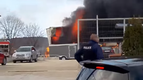 Пожар е възникнал вчера в автосервиз, намиращ се в кв. "Изгрев" във Варна