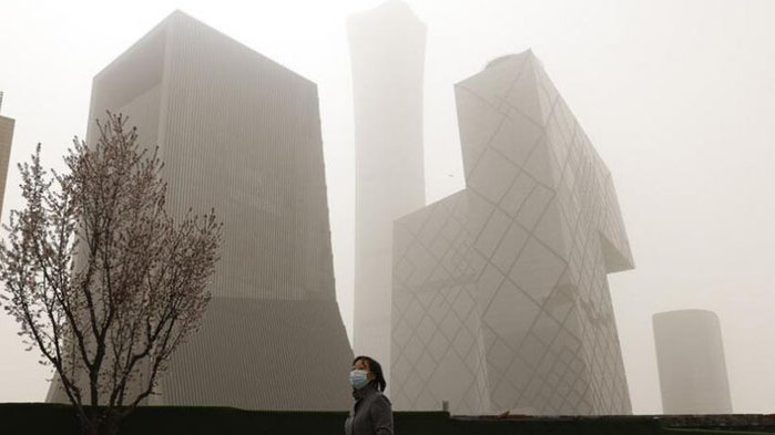 Небето над Пекин пожълтя, а замърсяването на въздуха скочи до