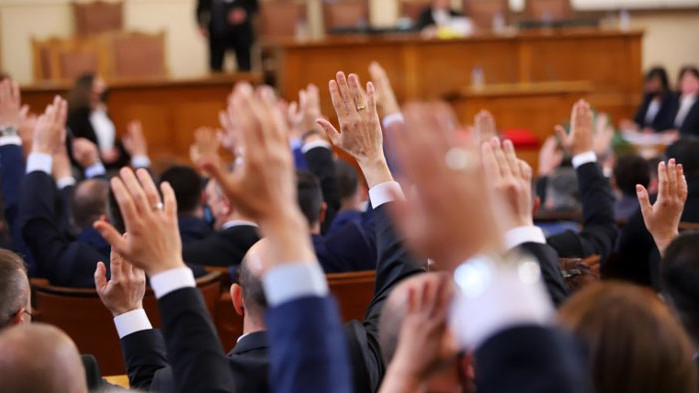 Оставка гласува ли се? Депутатите се скараха дали да гласуват края на кабинета „Борисов 3“