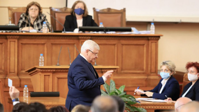 Председателстващата заседанието Татяна Дончева свика Председателски съвет Пореден скандал в