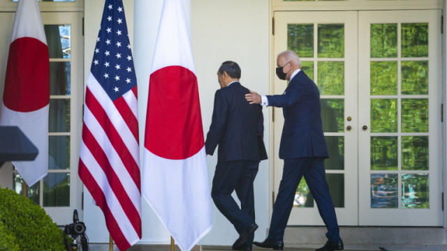 Джо Байдън се опита да представи обединен фронт с японския премиер