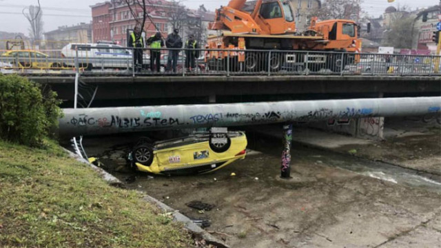 Таксиметров автомобил падна в канала на Владайска река на бул