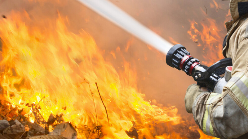 Пожар изпепели апартамент в кв. "Победа" във Варна, огнеборците са евакуирали 14 души