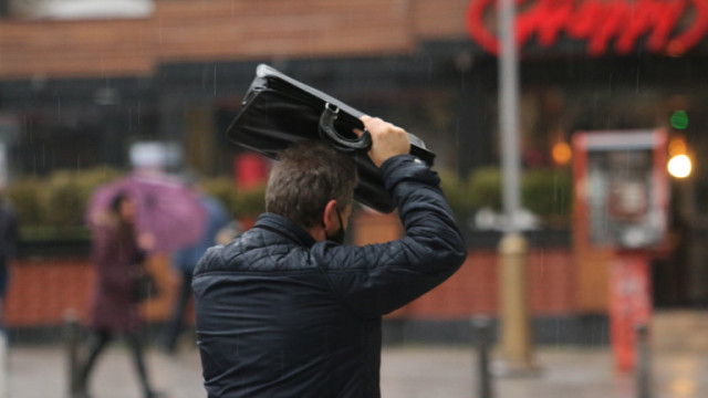 Дъждът наводни десетки улици и подлези в София Междувременно хидролози наблюдават