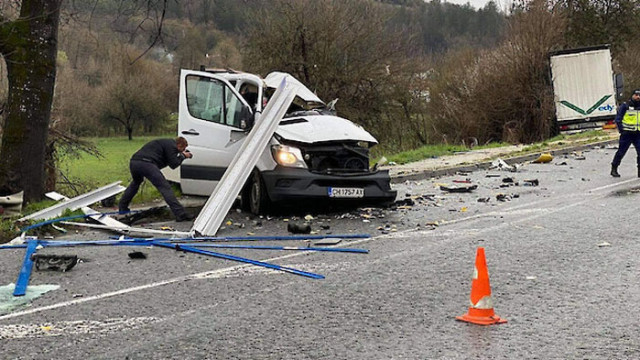 Тежка катастрофа между товарен камион и микробус затвори прохода Хаинбоаз