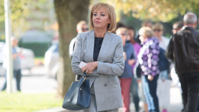 Последно: Манолова няма да сваля депутатите от „Мерцедесите“, и тя сяда в лъскава кола